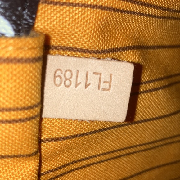 COPY - Tote, w/ clutch, authentication code under… - Picture 2 of 2